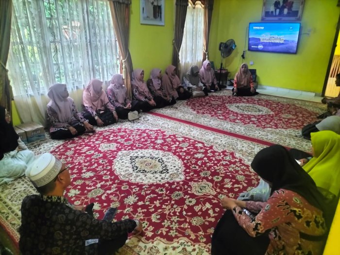 Keluarga Besar MTsN 5 Batang Hari Takziah ke Rumah Duka Almarhum Drs. H. Mohd. Damiri Keluarga Besar MTsN 5 Batang Hari Takziah ke Rumah Duka Almarhum Drs. H. Mohd. Damiri