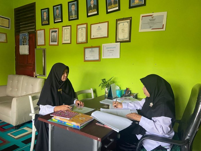 Guru MTsN 5 Batang Hari Laksanaan Supervisi Perangkat Pembelajaran oleh Kepala Madrasah Guru MTsN 5 Batang Hari Laksanaan Supervisi Perangkat Pembelajaran oleh Kepala Madrasah