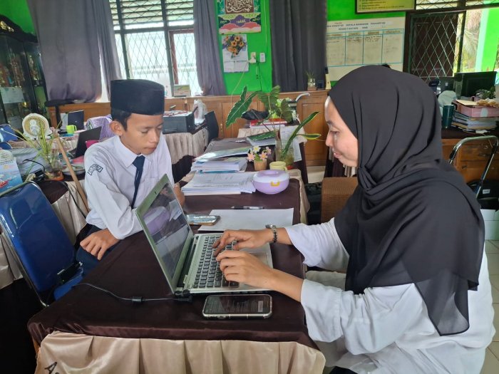 Guru BK Dampingi dan Daftarkan Siswa Berprestasi ke MAN IC Jambi Guru BK Dampingi dan Daftarkan Siswa Berprestasi ke MAN IC Jambi