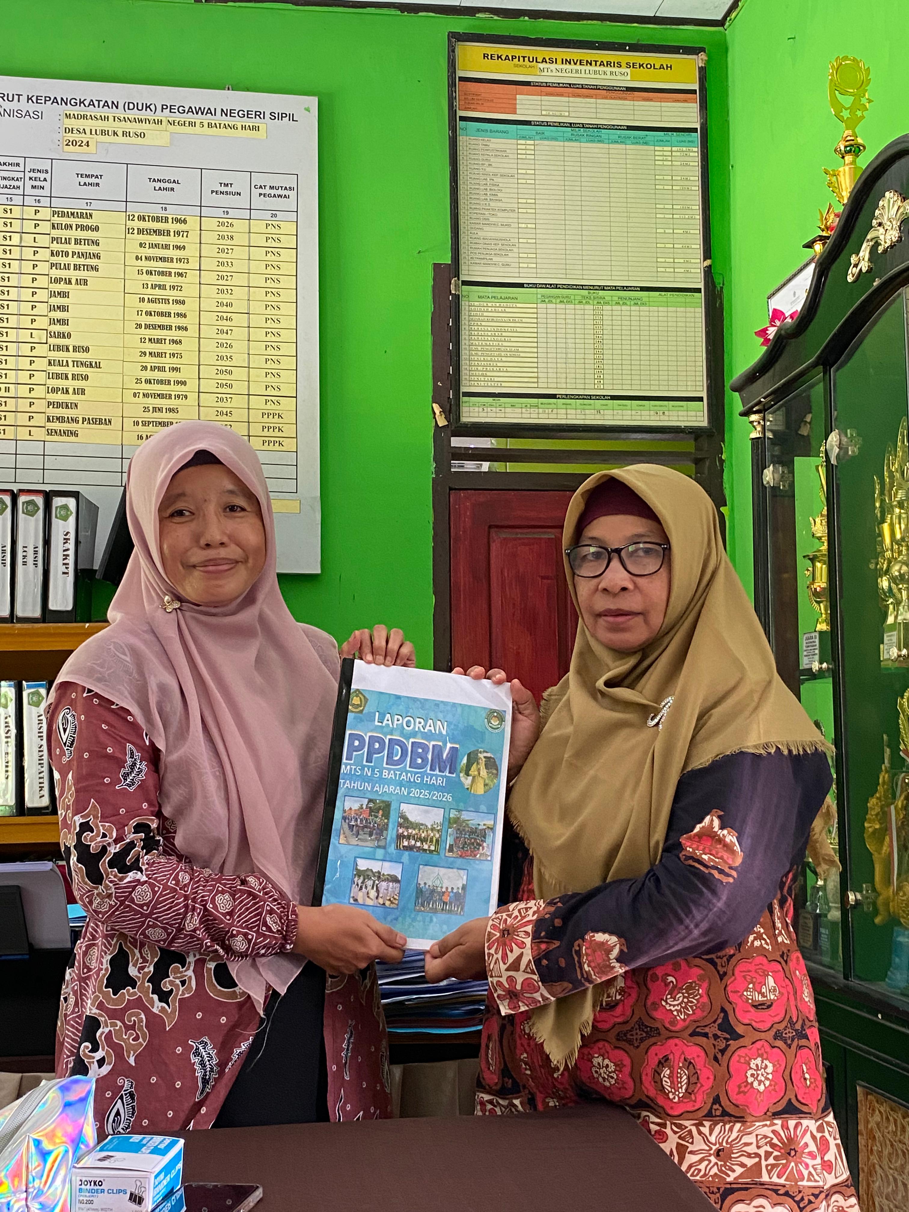 Ketua Panitia PPDB Menyerahkan Dokumen Kepada Madrasah Ketua Panitia PPDB Menyerahkan Dokumen Kepada Madrasah