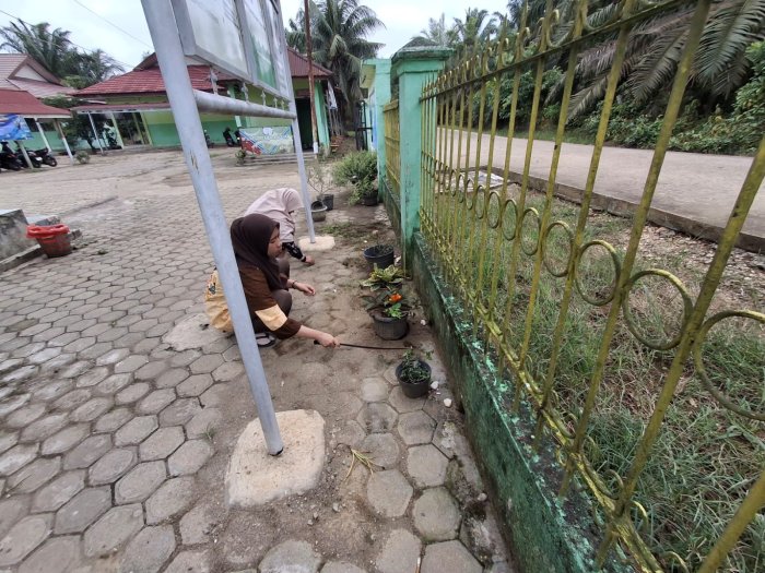 Wujudkan Madrasah Bersih, Tenaga Kependidikan MTsN 5 Batang Hari Tingkatkan Kepedulian Lingkungan