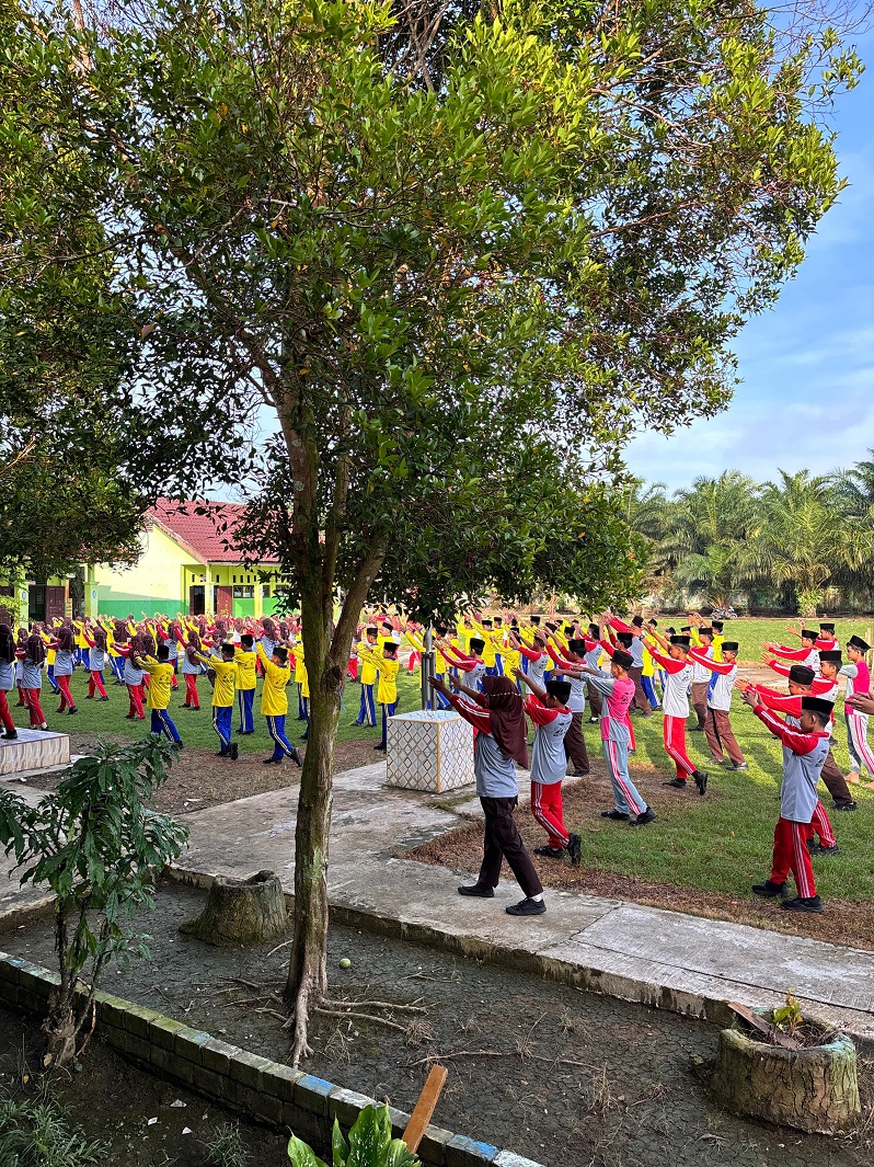 Senam Pagi Bersama, MTsN 5 Batanghari Wujudkan Madrasah Sehat dan Berprestasi Senam Pagi Bersama, MTsN 5 Batanghari Wujudkan Madrasah Sehat dan Berprestasi