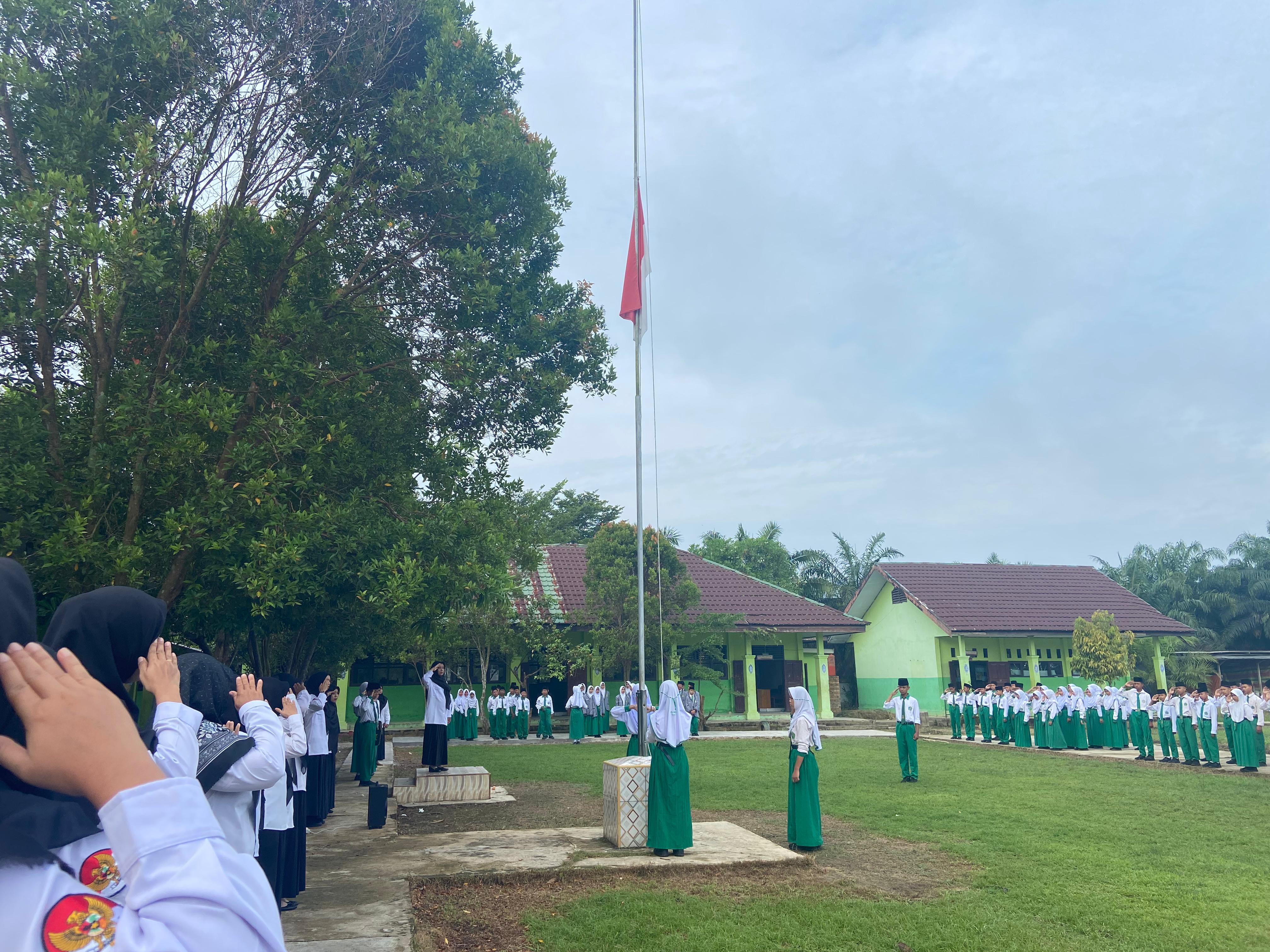 Tingkatkan Semangat Belajar Menjadi Amanat Pada Upacara Bendera Hari Ini Tingkatkan Semangat Belajar Menjadi Amanat Pada Upacara Bendera Hari Ini