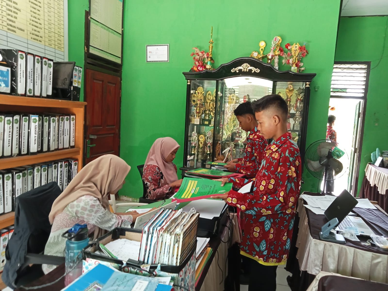 Hari Pertama Daftar Ulang SiswaSiswi Kelas VIII dan IX Berjalan Lancar Hari Pertama Daftar Ulang SiswaSiswi Kelas VIII dan IX Berjalan Lancar