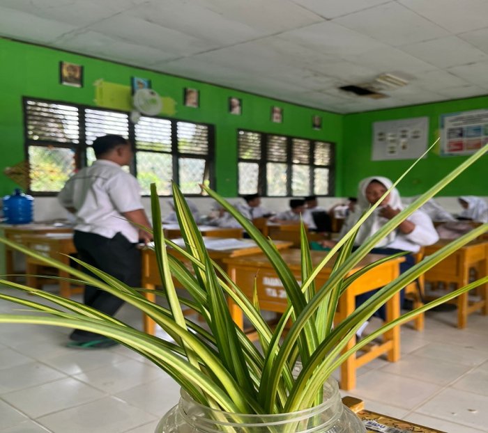 Wali Kelas MTsN 5 Batang Hari Rutin Cek Kebersihan dan Keindahan Kelas