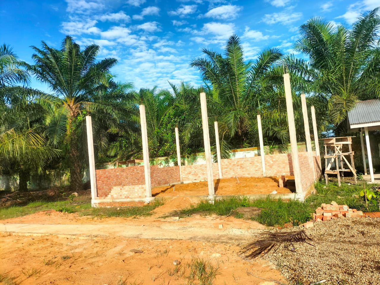 Proses Pembangunan RKB MTsN 5 Batang Hari Berjalan Secara Swadaya Bersama Komite dan Wali Murid