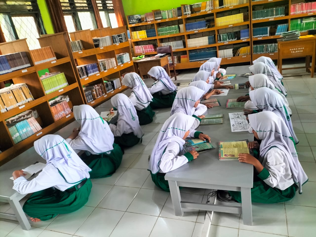 Siswa MTsN 5 Batanghari Manfaatkan Waktu Luang dengan Membaca di Perpustakaan Siswa MTsN 5 Batanghari Manfaatkan Waktu Luang dengan Membaca di Perpustakaan