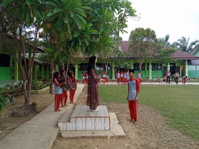 Petugas Upacara Kelas IXA MTsN 5 Batang Hari Gelar Latihan Jelang Upacara Senin