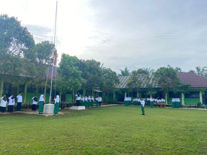MTsN 5 Batang Hari Gelar Upacara Bendera Terakhir pada Semester Ganjil Tahun Ajaran 2025/2026
