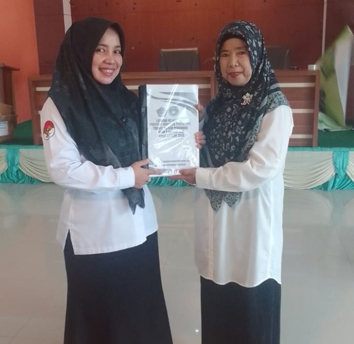 Kepala MTsN 5 Batang Hari Serahkan Laporan Realisasi Beasiswa PIP 2025 kepada Kasi Penmad Kemenag Batang Hari