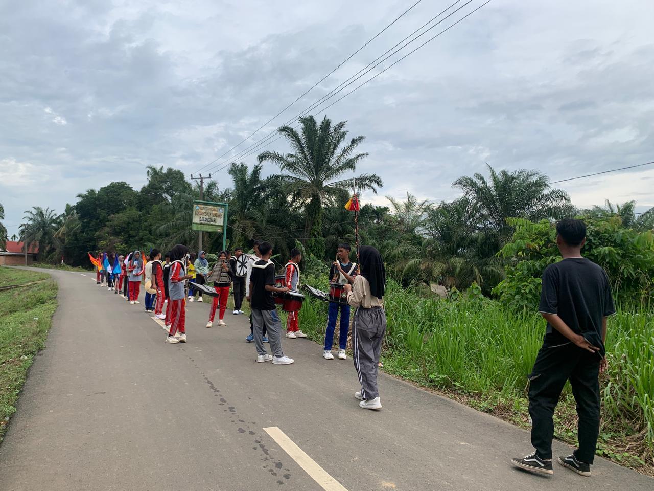 Latihan Intensif Drumband MTsN 5 Batang Hari Menjelang Pawai HUT RI ke-80 Latihan Intensif Drumband MTsN 5 Batang Hari Menjelang Pawai HUT RI ke-80