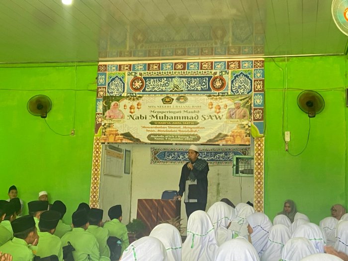 MTsN 5 Batang Hari Peringati Maulid Nabi Muhammad SAW 1447 H dengan Penuh Khidmat MTsN 5 Batang Hari Peringati Maulid Nabi Muhammad SAW 1447 H dengan Penuh Khidmat
