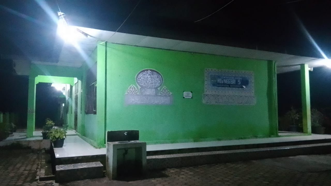 Satpam MTsN 5 Batanghari Sigap Jaga Malam Demi Keamanan Madrasah Satpam MTsN 5 Batanghari Sigap Jaga Malam Demi Keamanan Madrasah