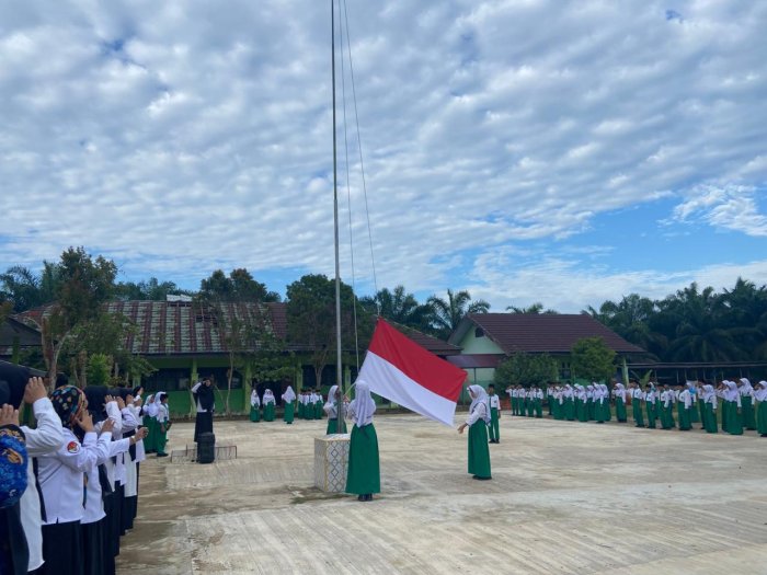 MTsN 5 Batang Hari Gelar Upacara Bendera, Siswa Diimbau Fokus Hadapi ASAS Genap