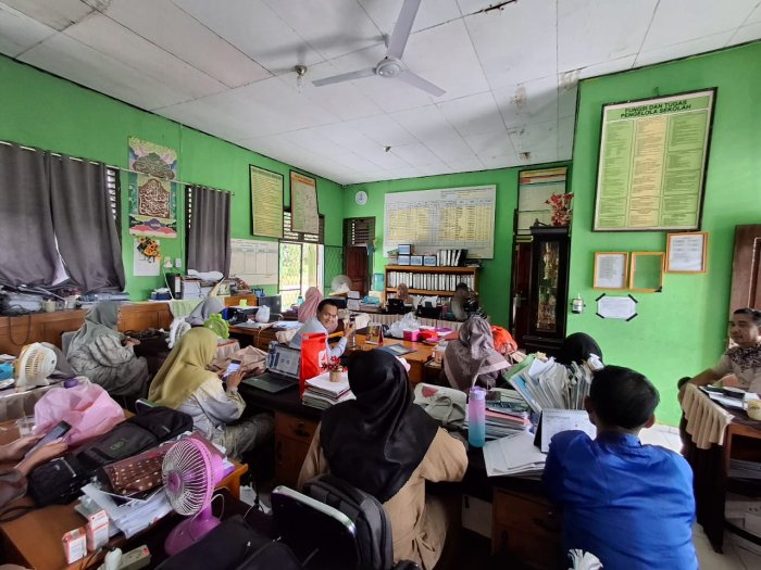 MTsN 5 Batang Hari Gelar Briefing Terkait SE Nomor 31 Tahun 2025 Tentang Wakaf Uang ASN MTsN 5 Batang Hari Gelar Briefing Terkait SE Nomor 31 Tahun 2025 Tentang Wakaf Uang ASN