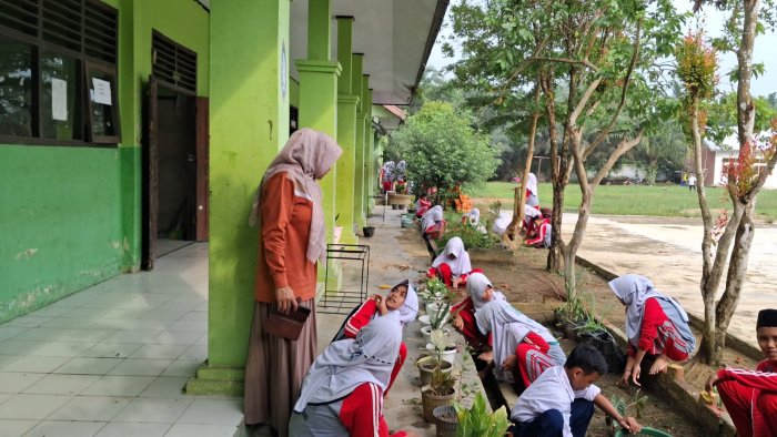 Peduli Kebersihan Lingkungan Madrasah, Seluruh Warga MTsN 5 Batang Hari Gelar Gotong Royong