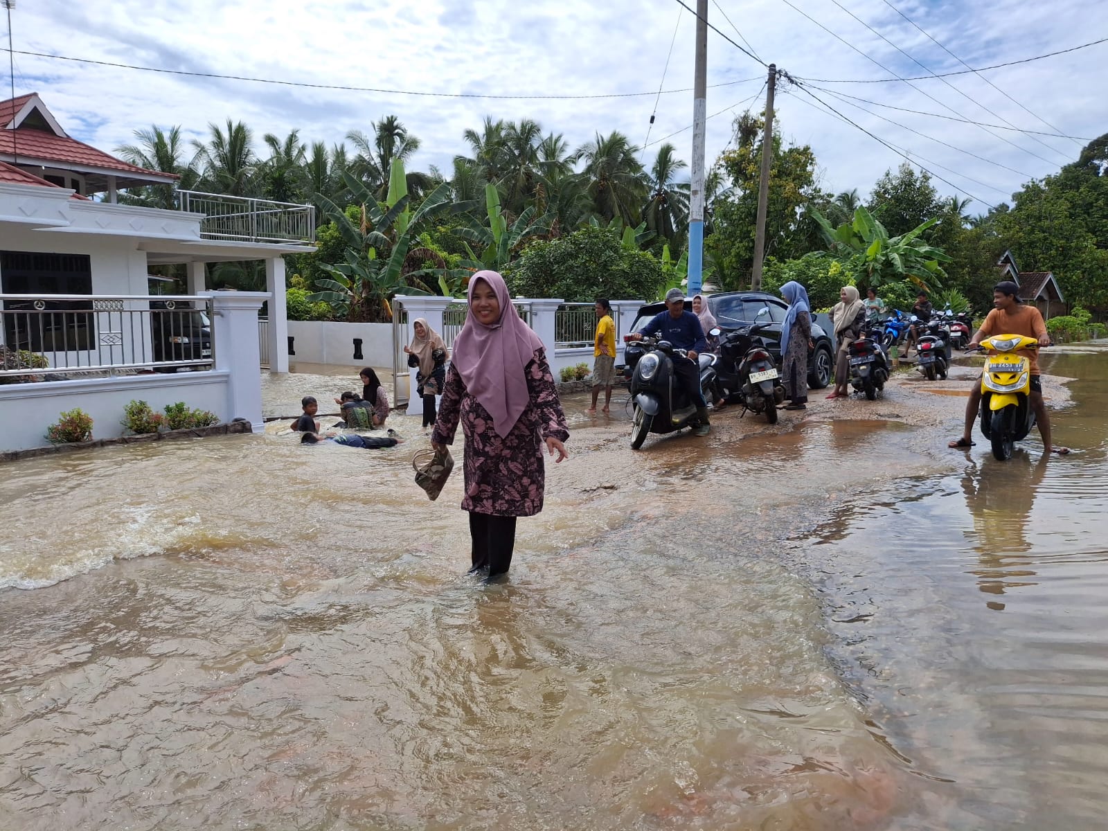 Humas MTsN 5  Batang Hari Tinjau Jalan Terdampak Banjir Menuju Madrasah