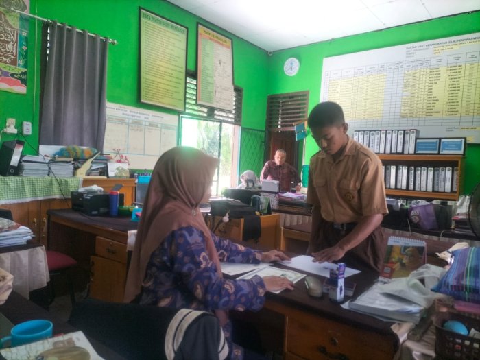 Staff TU Layani Sidik Jari dan Penyerahan Ijazah Alumni Kelas IXC MTsN 5 Batang Hari Staff TU Layani Sidik Jari dan Penyerahan Ijazah Alumni Kelas IXC MTsN 5 Batang Hari