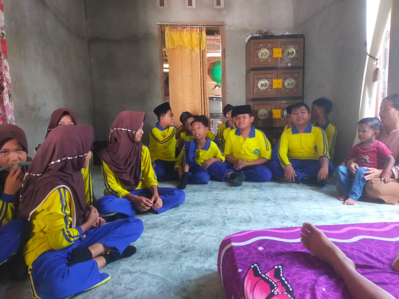 Wujud Peduli Siswa, Guru MTsN 5 Batang Hari Jenguk Siswa Sakit Wujud Peduli Siswa, Guru MTsN 5 Batang Hari Jenguk Siswa Sakit