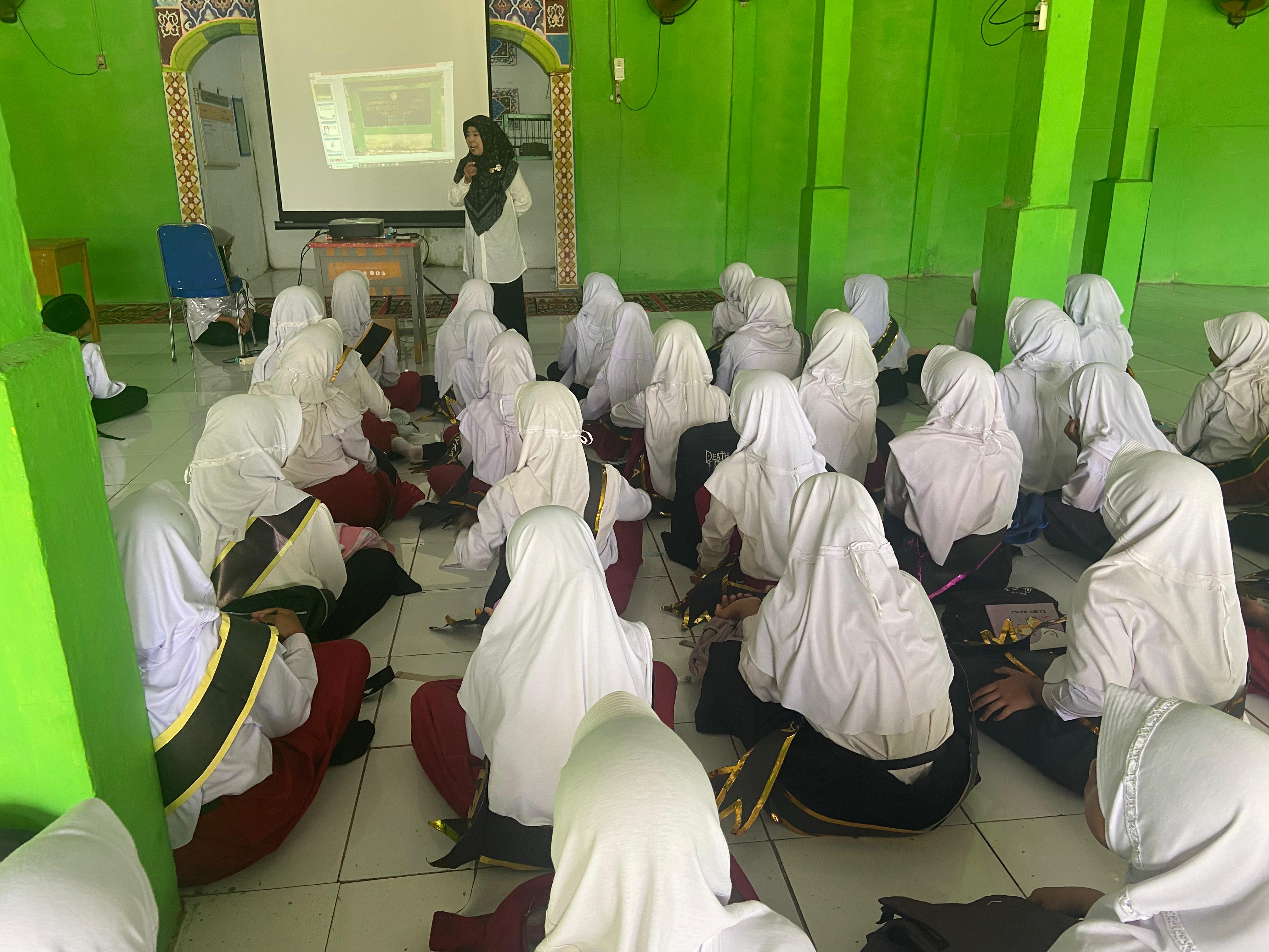 Antusiasme Peserta Didik Baru Saat Terima Materi MATSAMA oleh Kepala MTsN 5 Batang Hari Antusiasme Peserta Didik Baru Saat Terima Materi MATSAMA oleh Kepala MTsN 5 Batang Hari