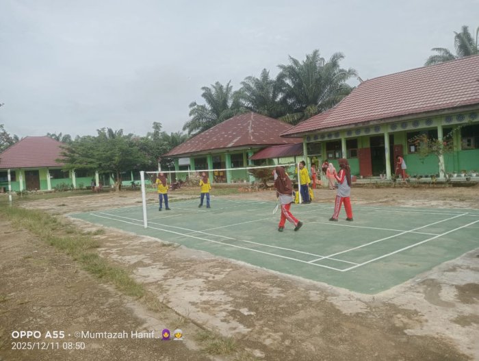 Classmeeting Hari Kedua MTsN 5 Batang Hari: Laga Badminton Ganda Putri Berjalan Seru dan Sengit Classmeeting Hari Kedua MTsN 5 Batang Hari: Laga Badminton Ganda Putri Berjalan Seru dan Sengit