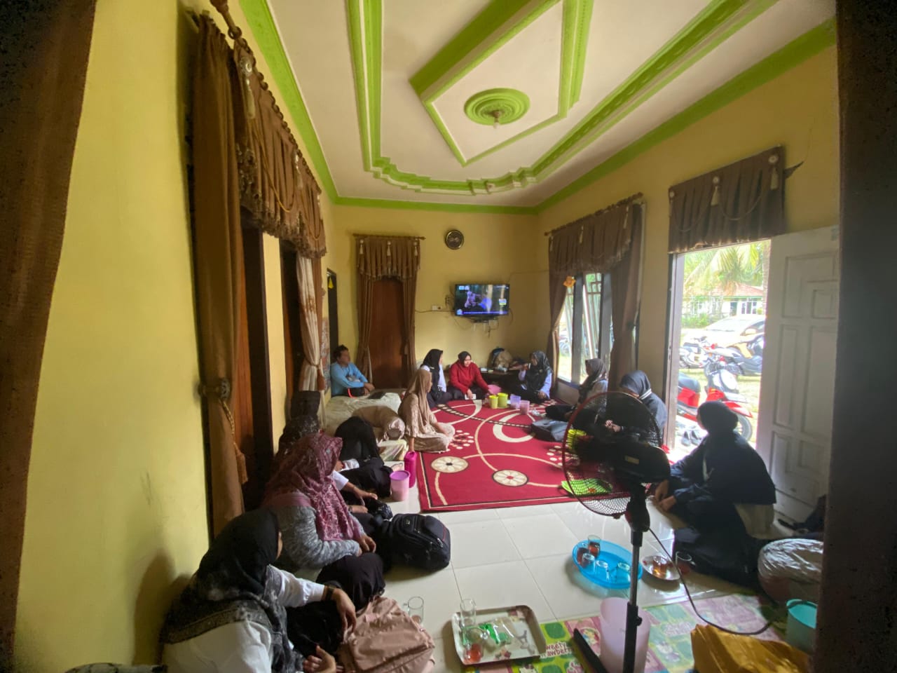 TUNJUKKAN SIKAP PEDULI, CIVITAS MTSN 5 BATANG HARI MENJENGUK ISTRI DARI PAK IKHSAN SELAKU STAF TU MTSN 5 BATANG HARI