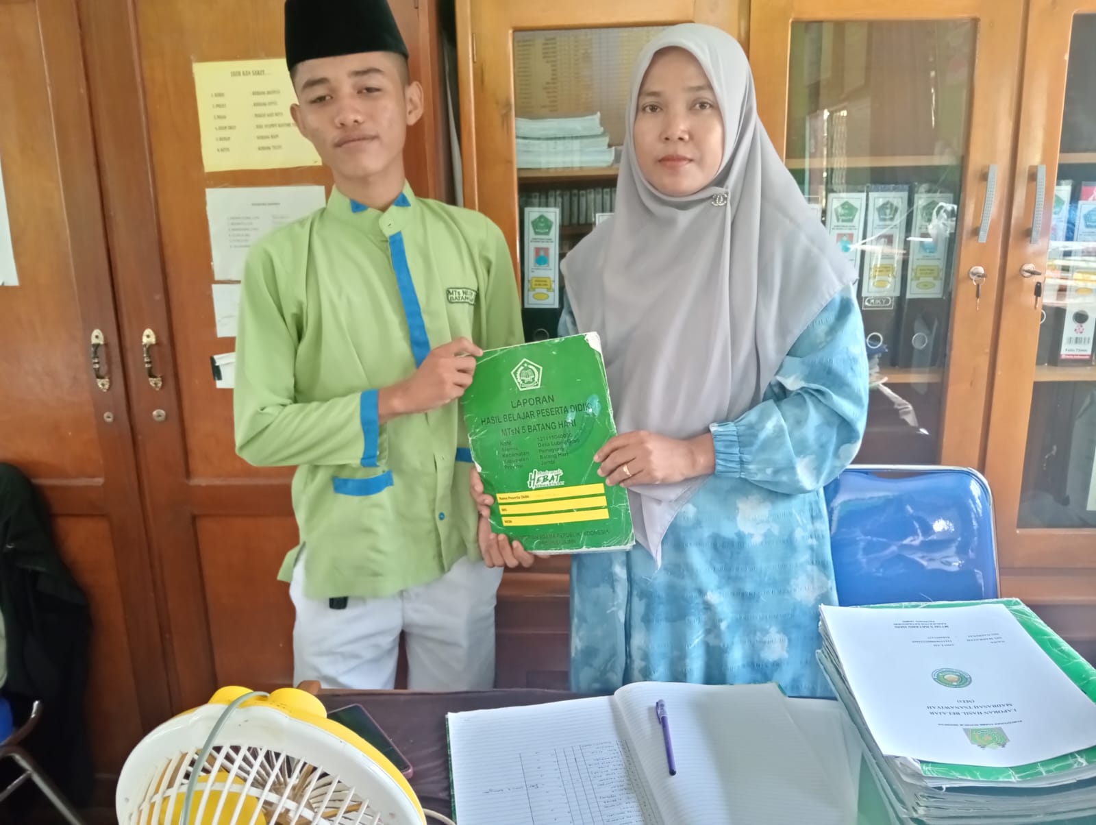 Wali Kelas IX Resmi Serahkan Dokumen Kelulusan ke Para Peserta Didik