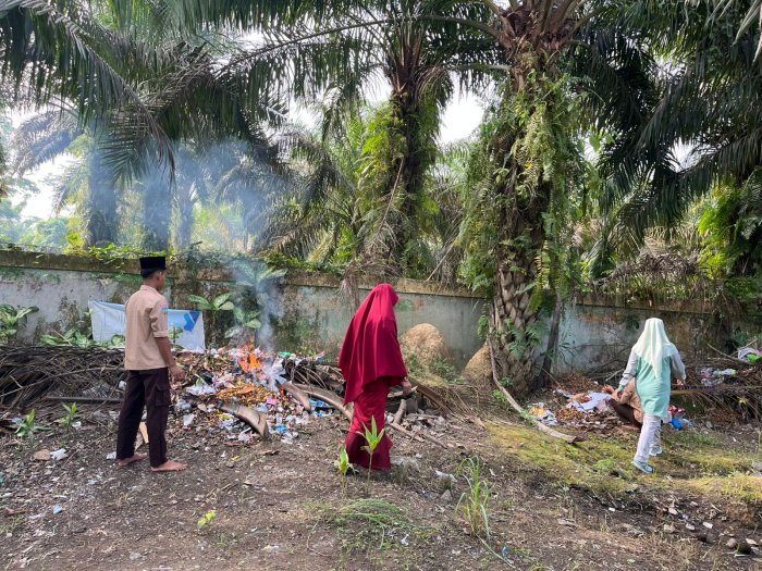 Kaur TU MTsN 5 Batang Hari dan Staf Pantau Kebersihan Lingkungan Madrasah