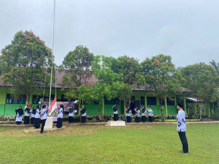 Upacara Peringatan HGN ke-80 di MTsN 5 Batang Hari Berjalan Penuh Keharuan dan Khidmat Upacara Peringatan HGN ke-80 di MTsN 5 Batang Hari Berjalan Penuh Keharuan dan Khidmat
