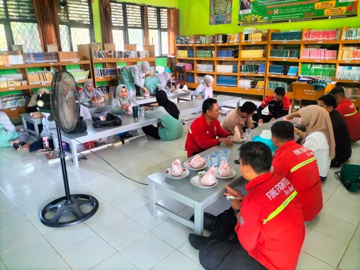Majelis Guru dan Pegawai MTsN 5 Batang Hari Gelar Makan Siang Bersama dengan PT. WKS Majelis Guru dan Pegawai MTsN 5 Batang Hari Gelar Makan Siang Bersama dengan PT. WKS