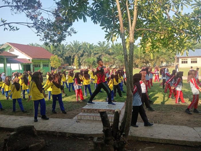 Tingkatkan Kebugaran, MTsN 5 Batang Hari Adakan Senam Bersama Tingkatkan Kebugaran, MTsN 5 Batang Hari Adakan Senam Bersama