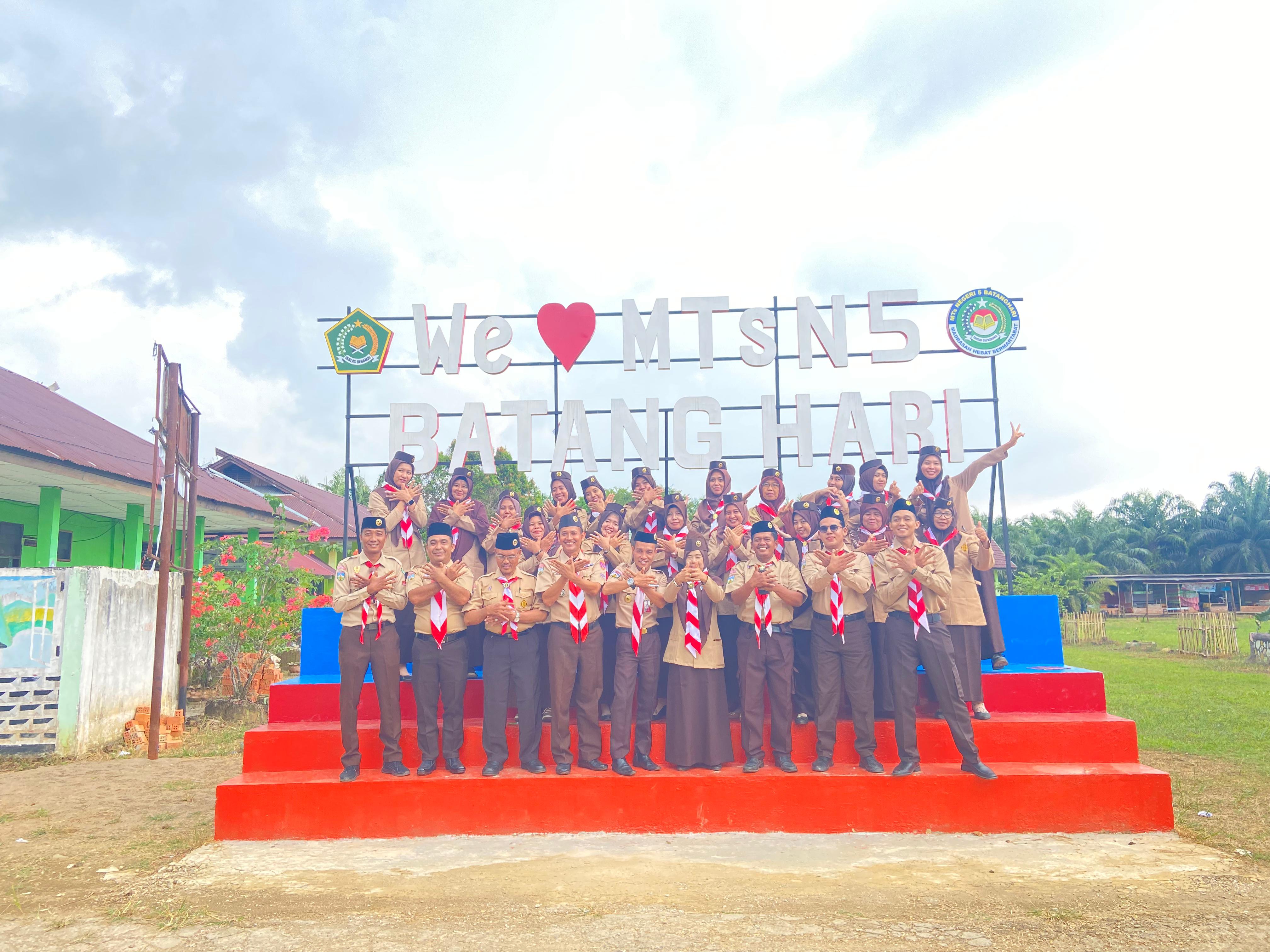 Kebersamaan Terjalin Hangat, Peserta MUGUS MTsN 5 Batang Hari Lakukan Foto Bersama Usai Kegiatan Kebersamaan Terjalin Hangat, Peserta MUGUS MTsN 5 Batang Hari Lakukan Foto Bersama Usai Kegiatan