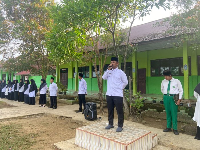 MTsN 5 Batang Hari Laksanakan Upacara Bendera Hari Senin dengan Khidmat MTsN 5 Batang Hari Laksanakan Upacara Bendera Hari Senin dengan Khidmat