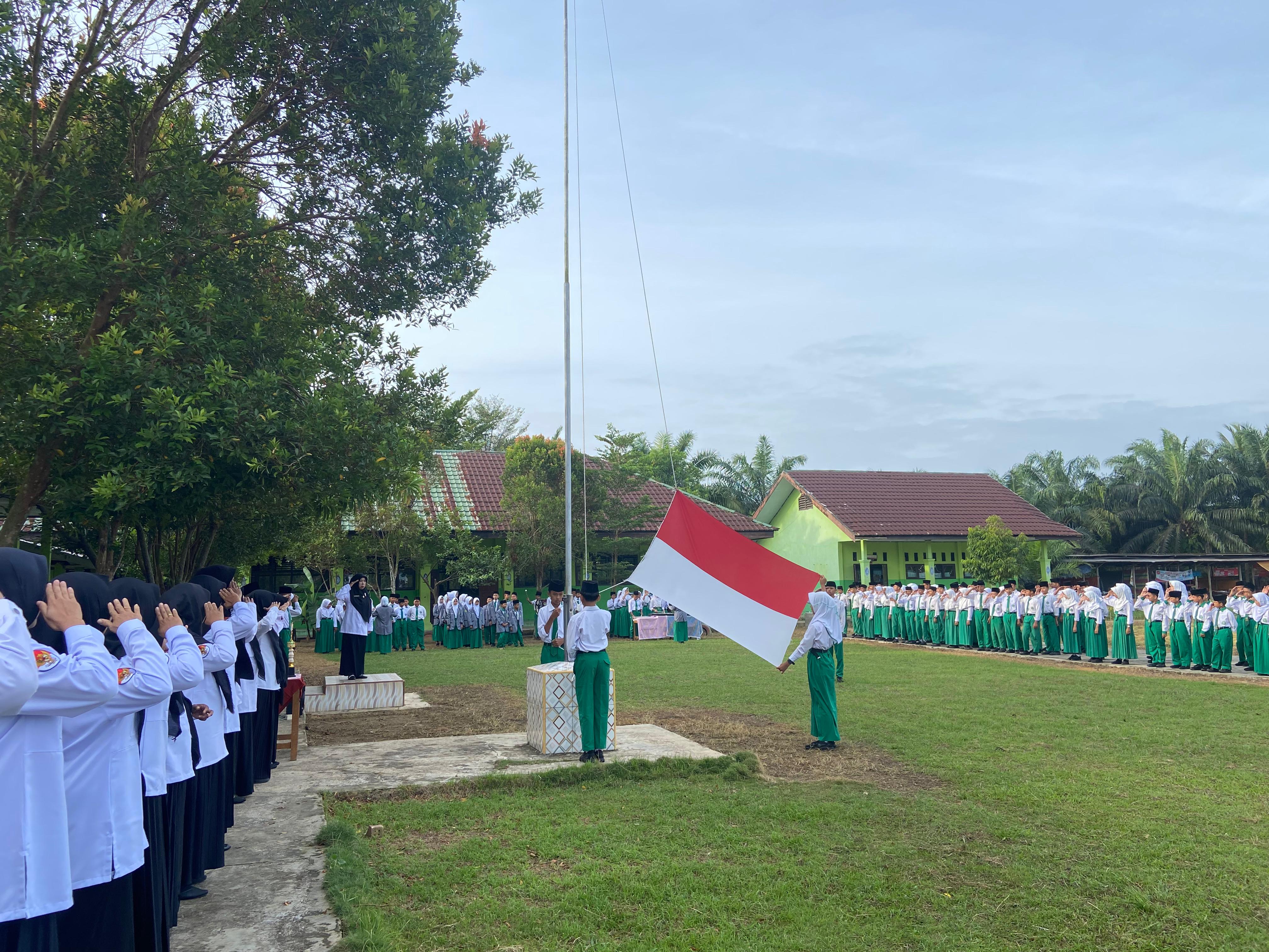 KEPALA MTSN 5 BATANG HARI SEBAGAI PEMBINA UPACARA BENDERA SENIN, 10 FEBRUARI 2025 KEPALA MTSN 5 BATANG HARI SEBAGAI PEMBINA UPACARA BENDERA SENIN, 10 FEBRUARI 2025