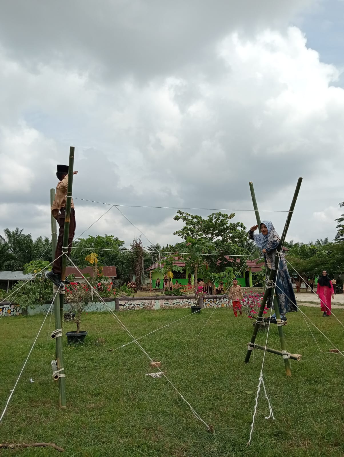 LATIHAN PIONERING DALAM RANGKA MEMERIAHKAN HUT PRAMUKA KE-63