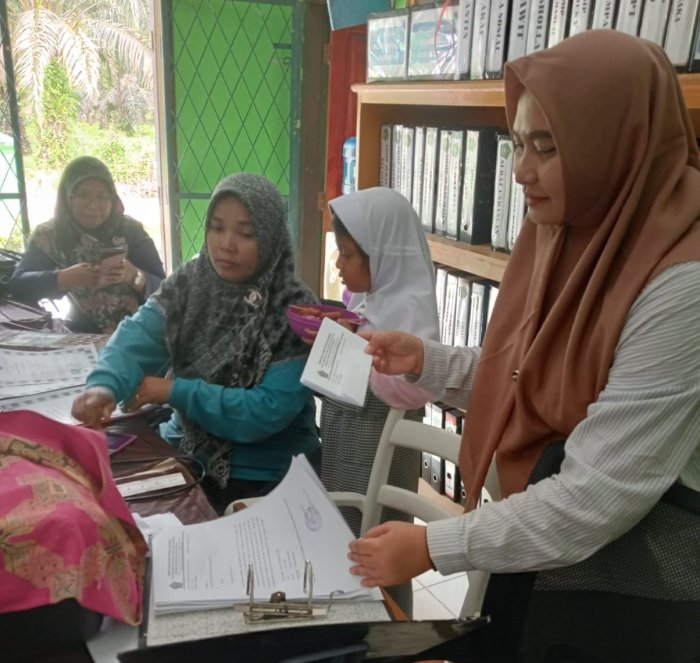 Guru MTsN 5 Batang Hari Turut Membantu Pelayanan Administrasi Wali Murid dan Alumni Guru MTsN 5 Batang Hari Turut Membantu Pelayanan Administrasi Wali Murid dan Alumni