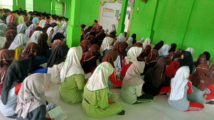 Keluarga Besar MTsN 5 Batang Hari Gelar Doa Bersama untuk Kesembuhan Bapak H. Mohd. Damiri bin H. Mohd. Arief