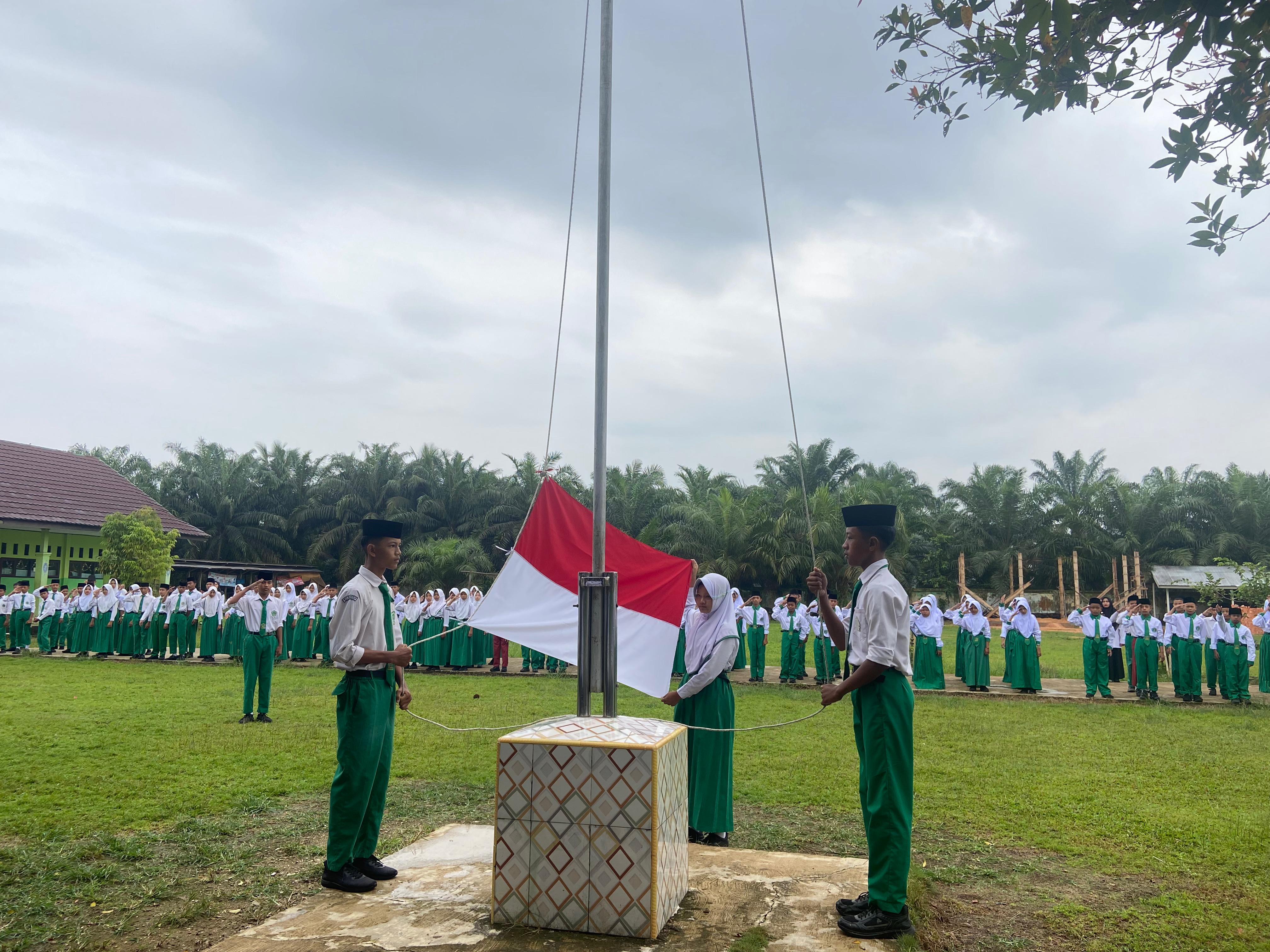 Amanat Pembina Upacara dengan Tema Meningkatkan Kedisiplinan Siswa MTsN 5 Batang Hari Amanat Pembina Upacara dengan Tema Meningkatkan Kedisiplinan Siswa MTsN 5 Batang Hari