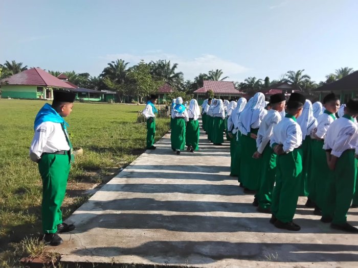 Anggota PMR MTsN 5 Batang Hari Siap Siaga Menjalankan Tugas dan Tanggung Jawab pada Upacara Bendera