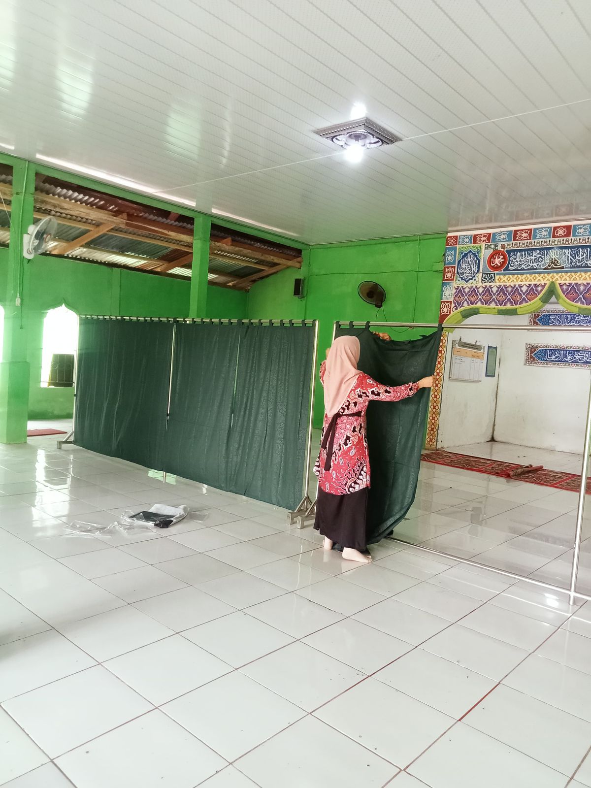 Pemasangan Tirai Mushalla MiftahulJannah MTsN 5 Batang Hari, Komitmen Peningkatan Kualitas Pelayanan Ibadah di Madrasah