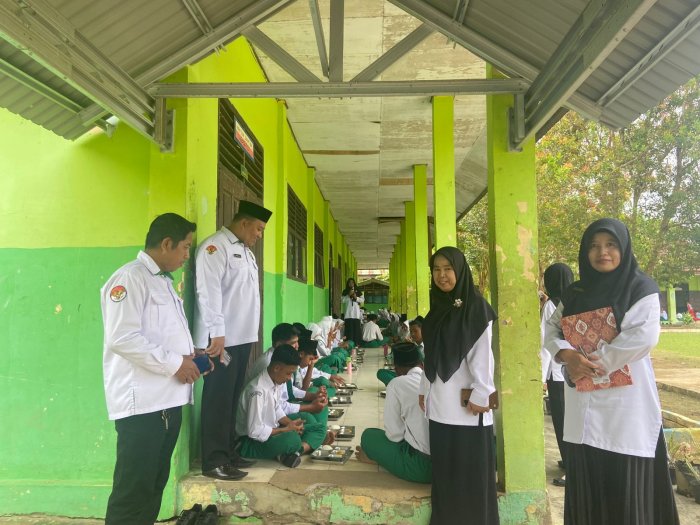 Kasi Penmad Kemenag Batang Hari Tinjau Langsung Pelaksanaan Program Makan Bergizi Gratis di MTsN 5 Batang Hari Kasi Penmad Kemenag Batang Hari Tinjau Langsung Pelaksanaan Program Makan Bergizi Gratis di MTsN 5 Batang Hari
