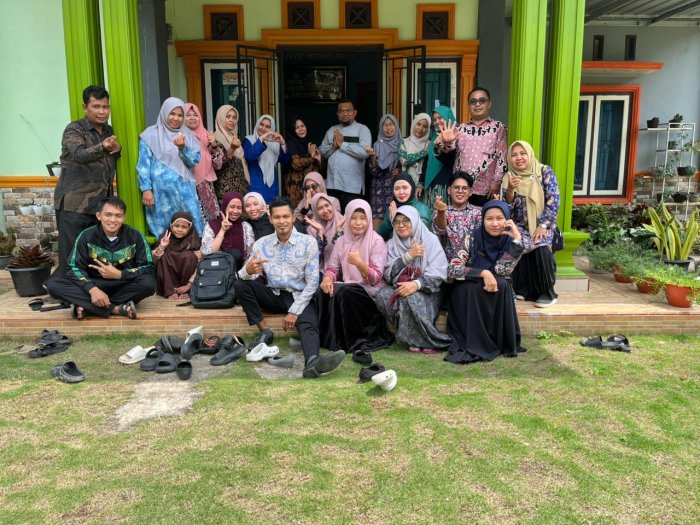 Jalin Kebersamaan, MTsN 5 Batang Hari Laksanakan Halal Bihalal ke Rumah Guru Jalin Kebersamaan, MTsN 5 Batang Hari Laksanakan Halal Bihalal ke Rumah Guru