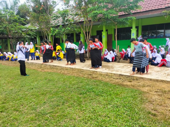 Keseruan Lomba Balap Sarung Antar Kelas Warnai Peringatan HGN 2025 di MTsN 5 Batang Hari Keseruan Lomba Balap Sarung Antar Kelas Warnai Peringatan HGN 2025 di MTsN 5 Batang Hari