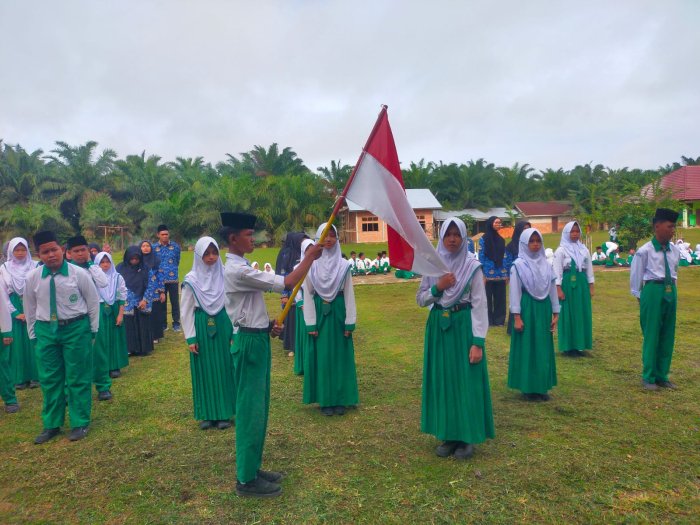 Kepala MTsN 5 Batang Hari Lantik Pengurus OSIM Periode 2025–2026 Kepala MTsN 5 Batang Hari Lantik Pengurus OSIM Periode 2025–2026