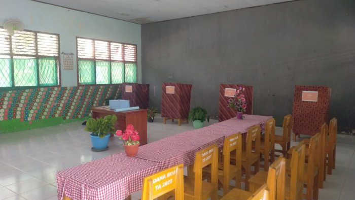 Panitia PPS dan KPPS MTsN 5 Batang Hari Siapkan Ruang Pencoblosan Pemilihan Ketua dan Wakil Ketua OSIM Periode 2026/2027 Panitia PPS dan KPPS MTsN 5 Batang Hari Siapkan Ruang Pencoblosan Pemilihan Ketua dan Wakil Ketua OSIM Periode 2026/2027