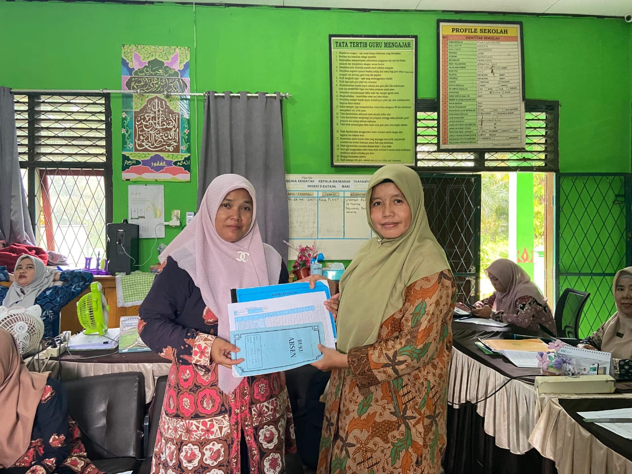 Penyerahan Dokumen Kelas IX Oleh Wali Kelas ke Pegawai MTsN 5 Batang Hari Penyerahan Dokumen Kelas IX Oleh Wali Kelas ke Pegawai MTsN 5 Batang Hari