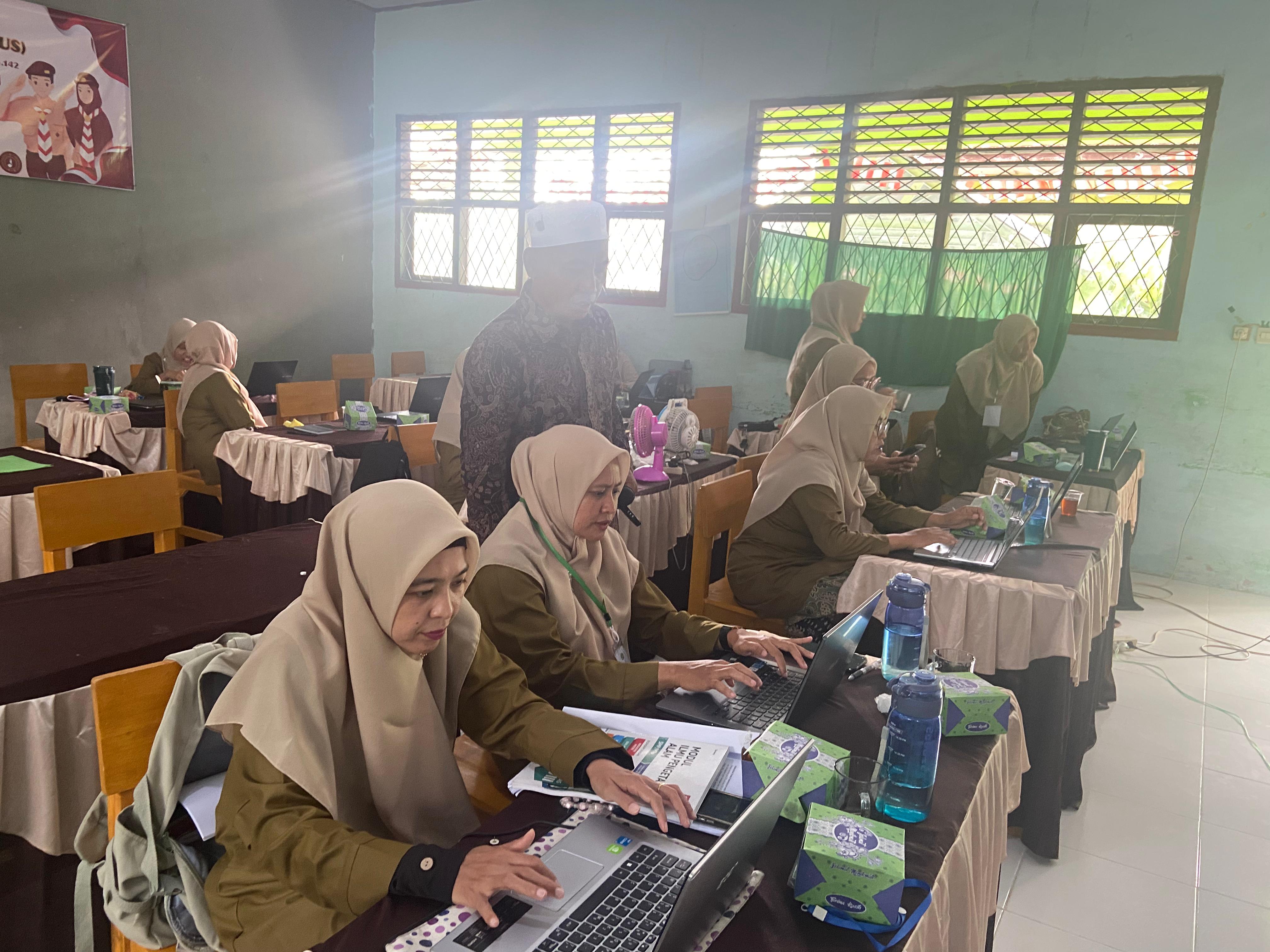 Guru MTsN 5 Batang Hari Antusias Ikuti Workshop Peningkatan Kualitas Pembelajaran melalui Pendekatan Deep Learning Materi Penggunaan Digital dalam Pembelajaran