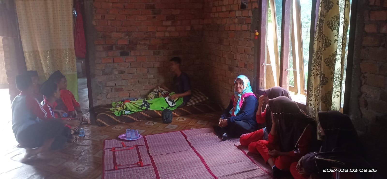 MEMBANGUN KARAKTER PEDULI SOSIAL DENGAN MENJENGUK SISWA YANG SAKIT MEMBANGUN KARAKTER PEDULI SOSIAL DENGAN MENJENGUK SISWA YANG SAKIT