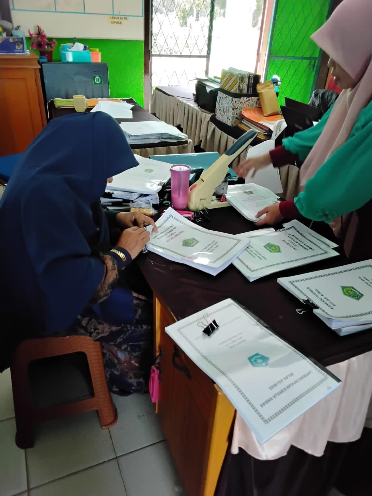 Staf Tata Usaha MTSN 5 Batang Hari Tingkatkan Pelayanan Bidang Administrasi Madrasah