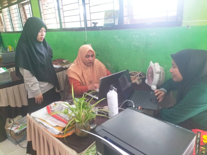Wali Kelas VII dan VIII MTsN 5 Batang Hari Siapkan Dokumen Rapat Kenaikan Kelas Wali Kelas VII dan VIII MTsN 5 Batang Hari Siapkan Dokumen Rapat Kenaikan Kelas